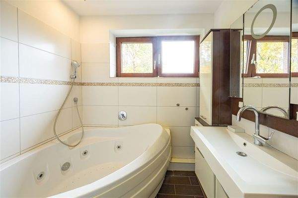 Bad mit Whirlpool und Fenster