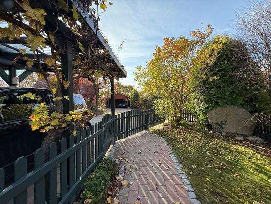 Weg zur Veranda mit Garten