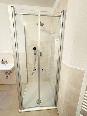 Mit ebenerdiger Dusche