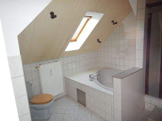 Großes Bad mit Eckwanne, Dusche und Fenster