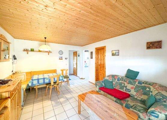 ...gemütlicher Wohn-, Essbereich im Inneren