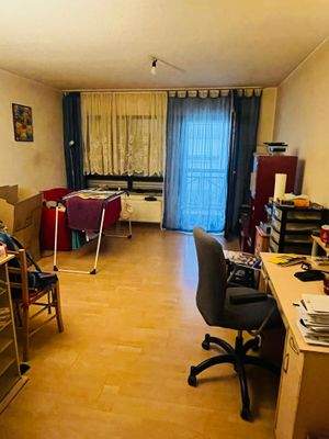 Wohnraum mit Zugang zum Balkon