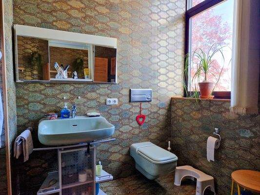 Waschbecken, Hänge-WC und großem Fenster