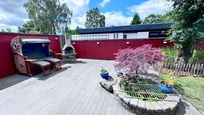 Holzterrasse mit Teich