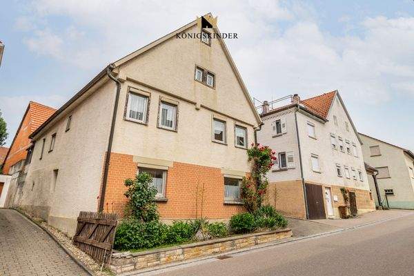 Hausansicht- Charmanter Altbau mit Geschichte – das Herzstück des Grundstücks