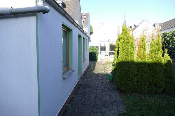 gepflasterter Weg zum Gartenhaus.JPG