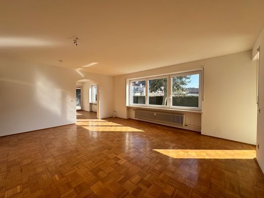 Wohnbereich & Verbindung zum Esszimmer
