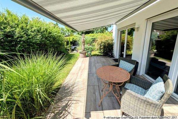Herrliche Sonnenterrasse mit elektr Markise