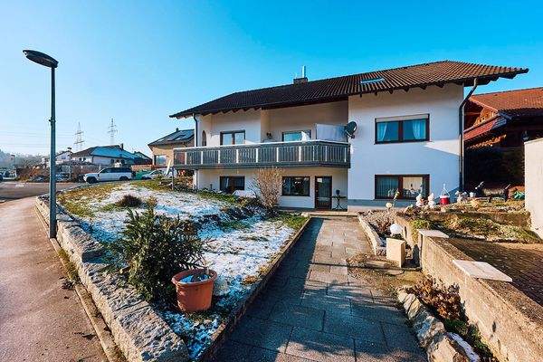 Objektansicht mit Eingang zur Einliegerwohnung