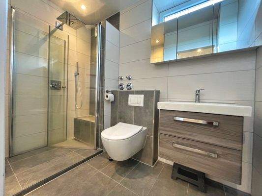 Im Bad sind feine Materialien kombiniert