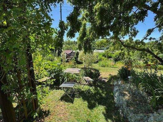 Gartengrundstück mit Sonnen-und Schattenplätzen