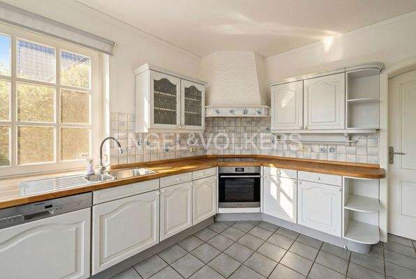 Küche Ansicht 2(KI generiert Sommer)