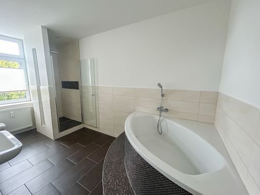 Hauptbadezimmer mit Wanne u. Dusche (unten)