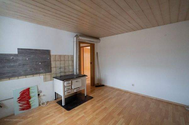 Küche (Fliesenspiegel wird noch entfernt)