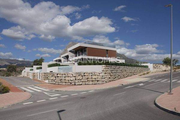 Detached Villas Near the Golf Course in Finestrat Alicante