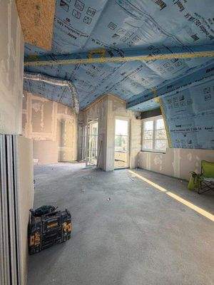 Wohnbereich mit hoher Decke