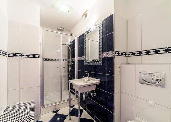 Stilvolles Duschbad im Obergeschoss