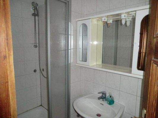 Bad einer 1-Zimmer-Wohnung mit Fenster.JPG