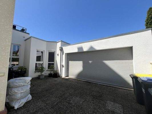 Doppelgarage mit Anbau