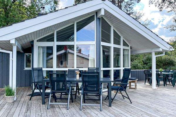 Hausansicht mit Terrasse