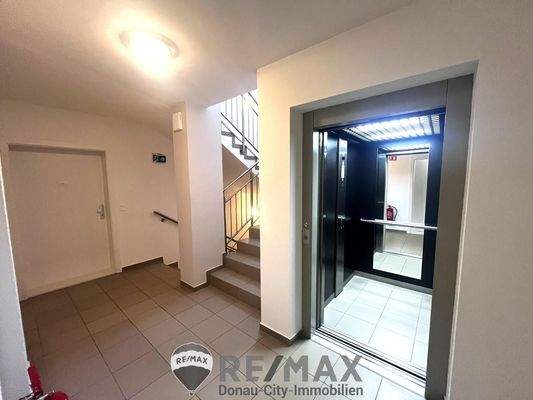 11 Stiegenhaus_Aufzug