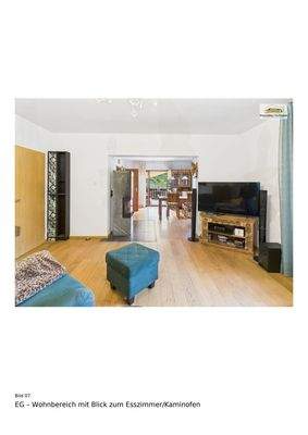 04_EG_-_Wohnbereich_mit_Blick_zum_Esszimmer-Kaminofen