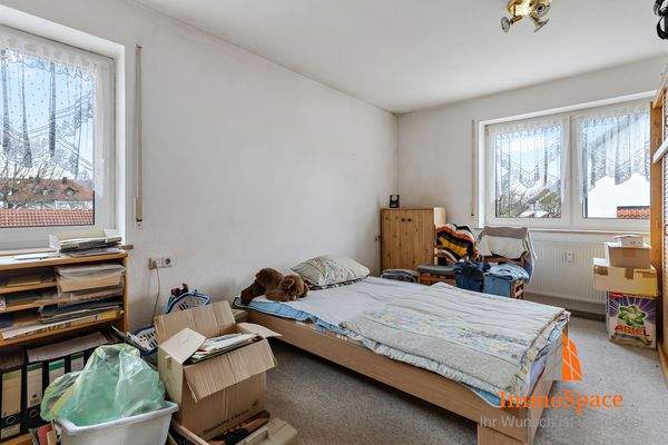 Helles Schlafzimmer mit viel Platz