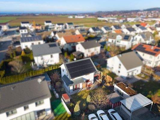 Drohnenaufnahme des Hauses und der Lage