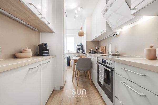 VOLL AUSGESTATTETE EINBAUKÜCHE - (KI generiert)