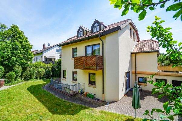 Gepflasterte Flächen um das Haus