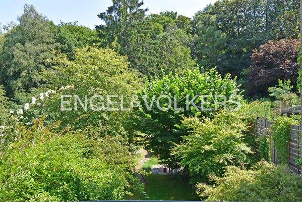 Blick vom Obergeschoss in den Garten