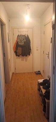 Flur mit Garderobe und Regal