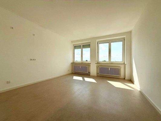 Geräumiger und heller Wohnbereich vor Renovierung