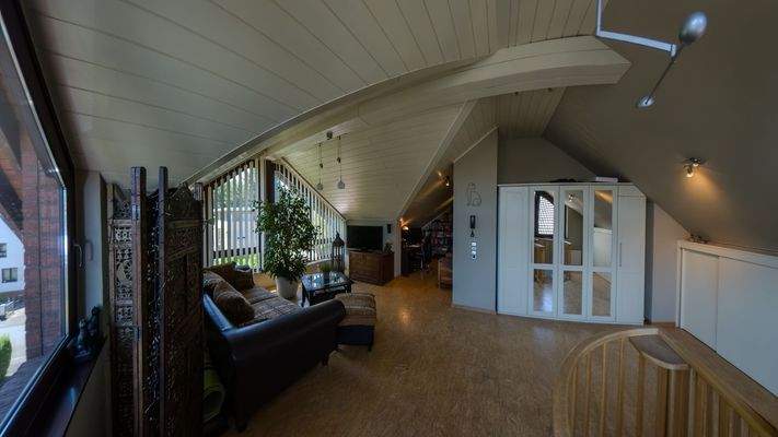 036 DG Wohnz Treppenseite.jpg