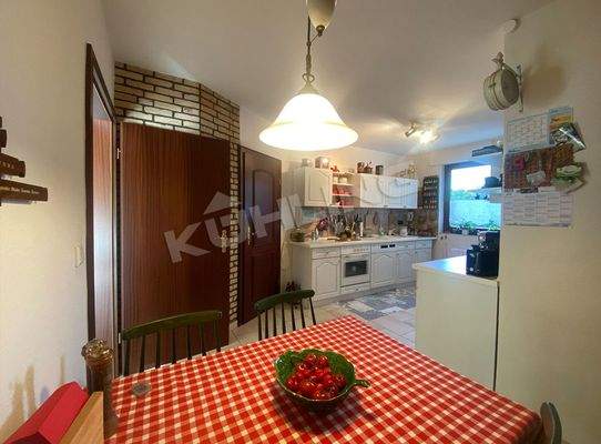 Küche mit Zugang zum Wohnbereich