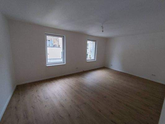 Leerer Raum mit Holzboden