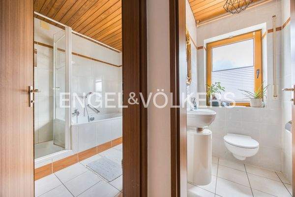 Badezimmer mit Wanne und Dusche im Erdgeschoss