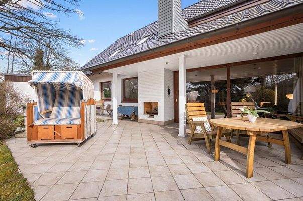 Terrasse mit Außenkamin