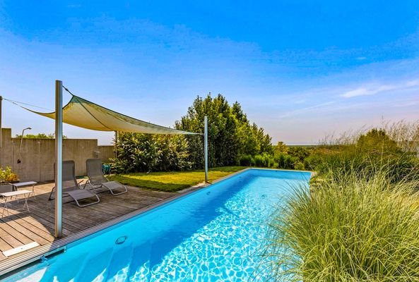 Terrasse mit Pool und Aussicht auf den Neusiedler See