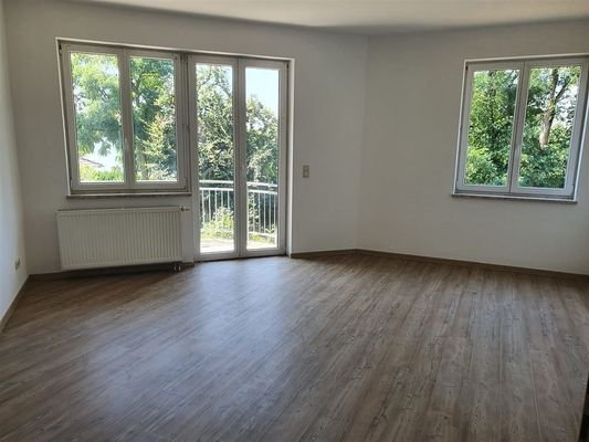 Wohnzimmer mit Balkon