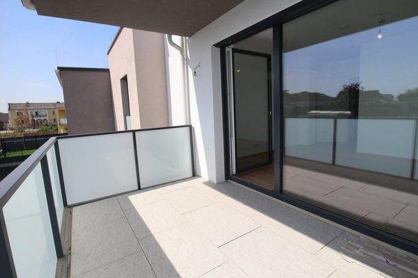 SCHLAFZIMMER MIT SCHRANKRAUM UND LOGGIA