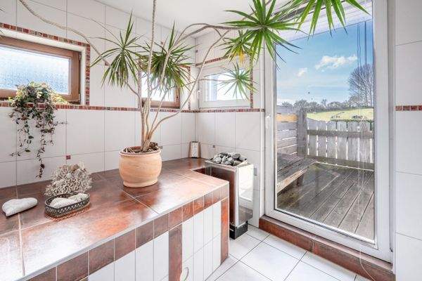 Bad OG mit Blick zum Balkon