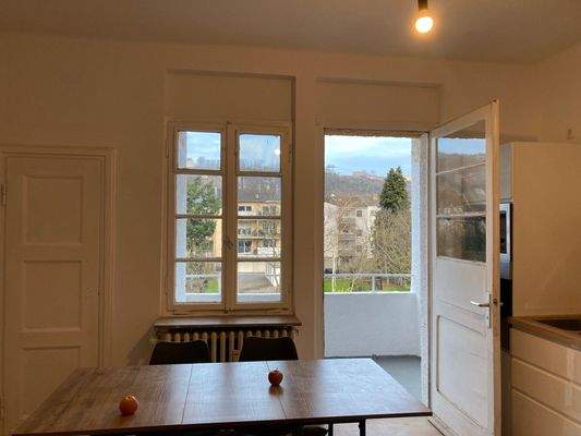 Küche mit Blick auf Balkon