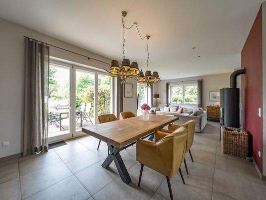 Wohn-/Essbereich mit Blick zur Terrasse