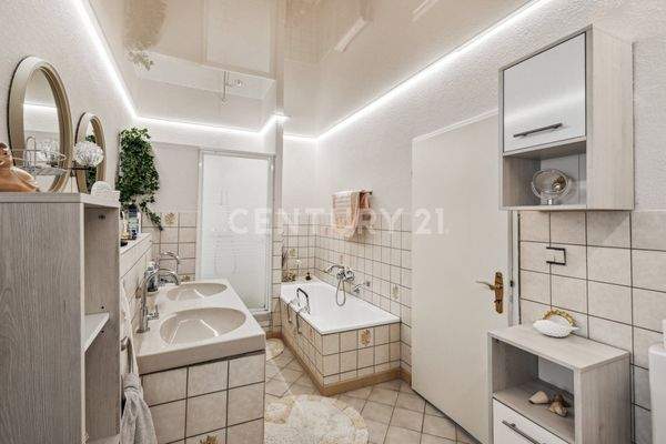 Badezimmer mit Spanndecke