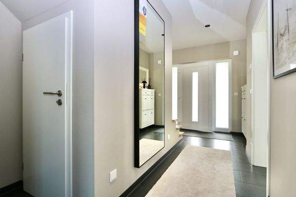 In den modernen Eingangsbereich