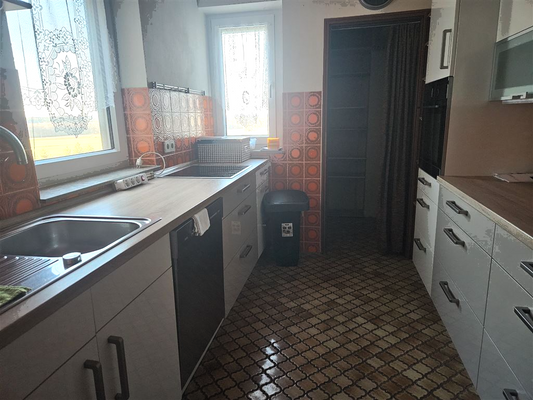 Küche mit Abstellkammer