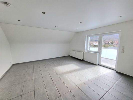 Wohnzimmer mit Zugang zum Balkon