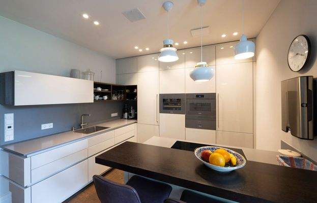 hochwertige Einbauküche mit Zugang zur Loggia Ansicht 1