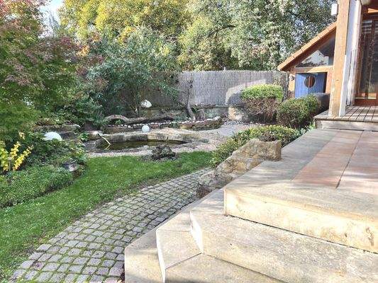 Terrasse mit Gartenanlage & Teich
